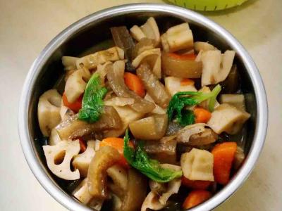 蓮藕燜豬肉皮的做法-家常味燉菜譜