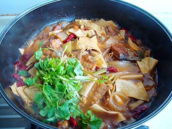 豆油皮寬粉燉魚的做法-魚香味燉菜譜