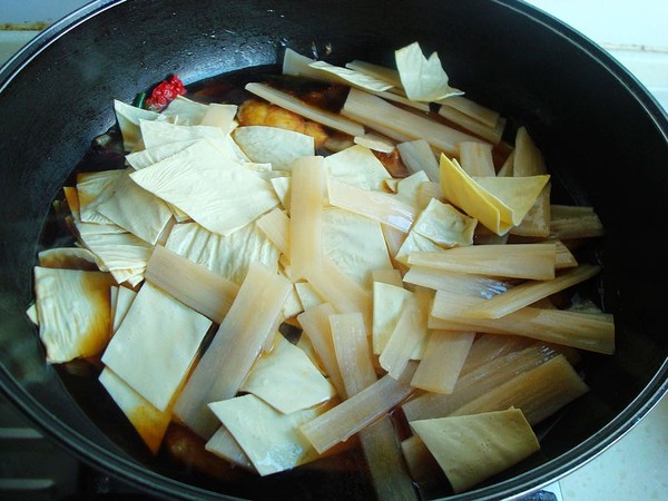 豆油皮寬粉燉魚的做法-魚香味燉菜譜