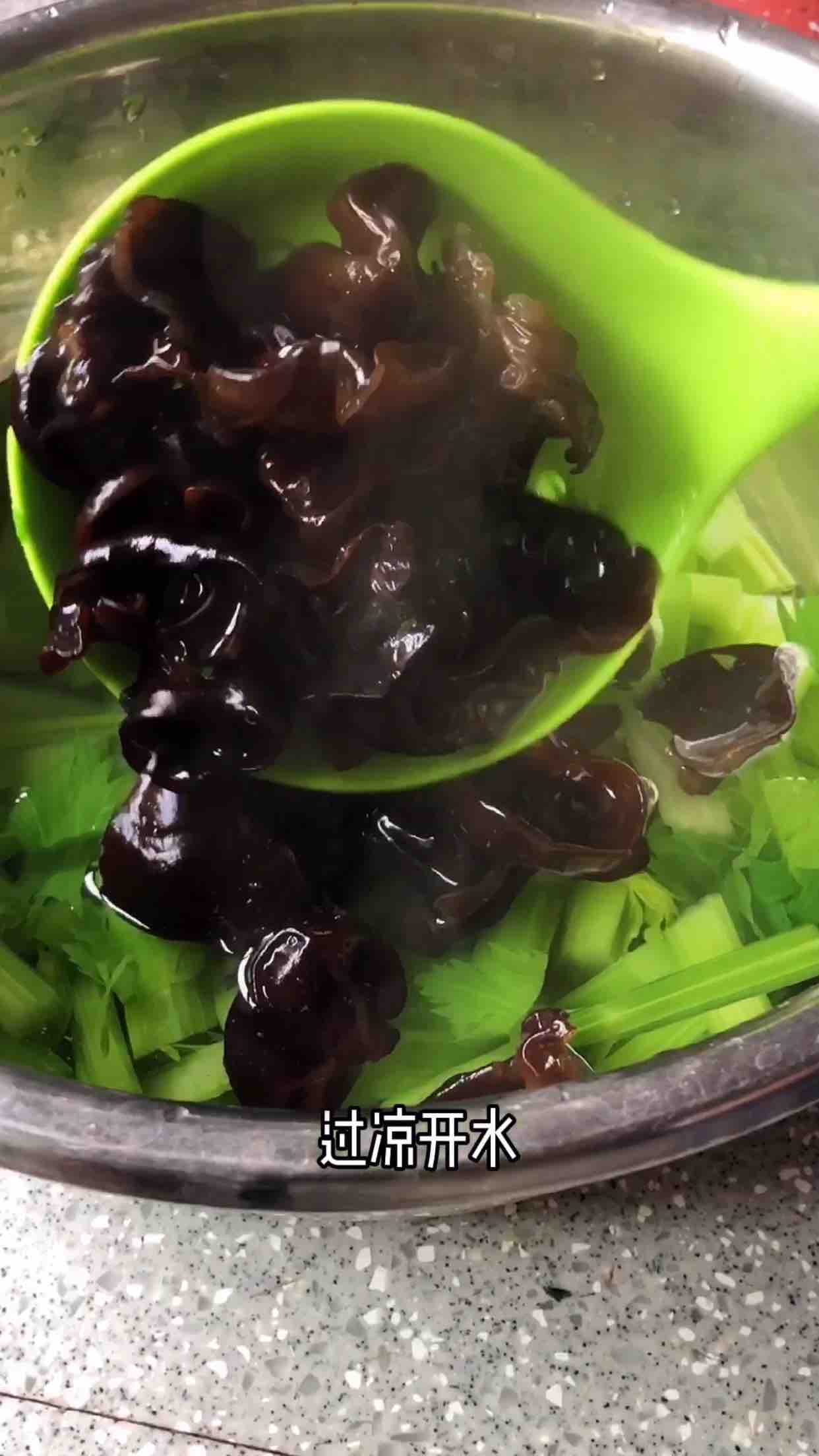 芹菜拌黑木耳的做法-咸鮮味拌菜譜