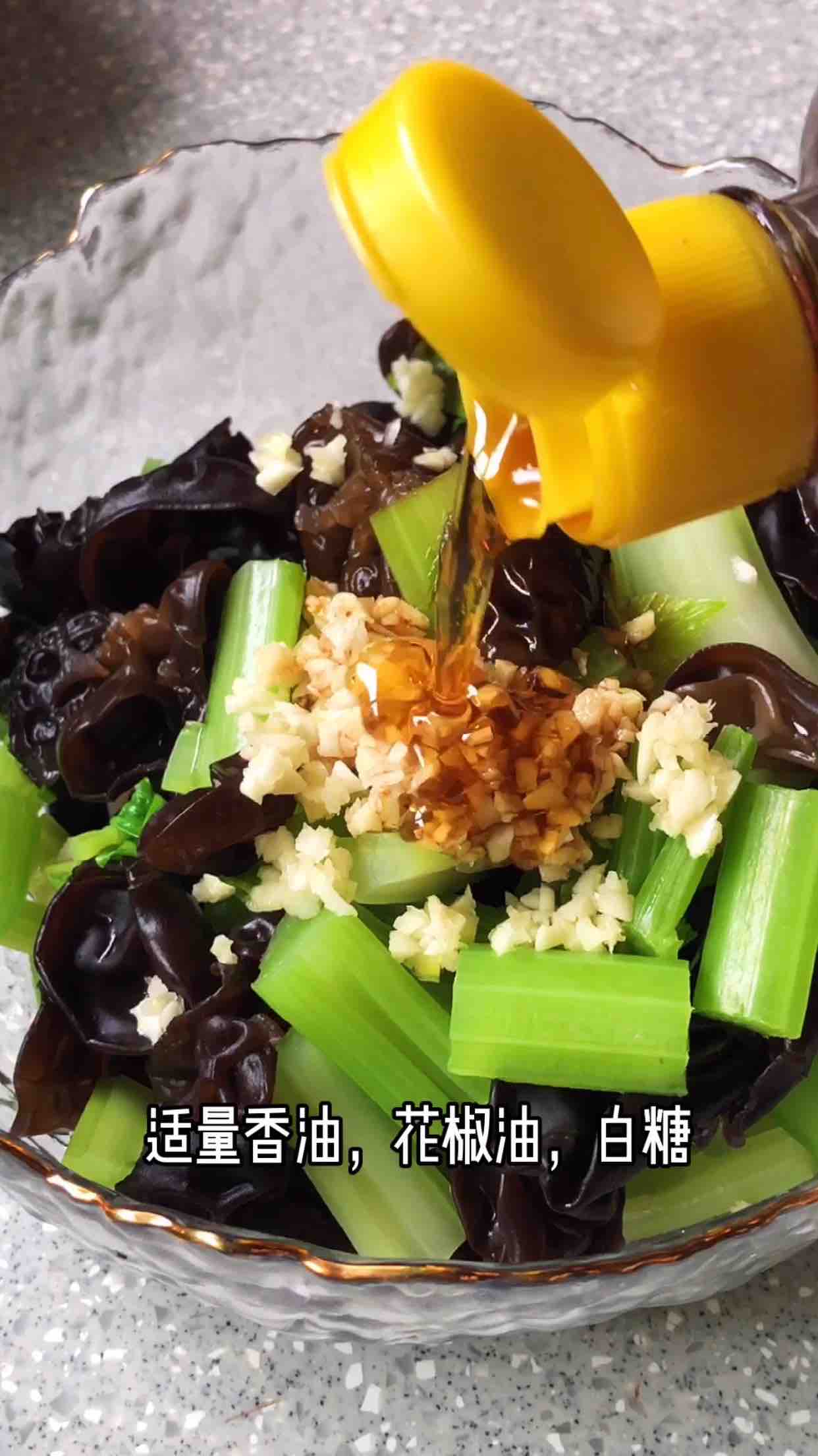 芹菜拌黑木耳的做法-咸鮮味拌菜譜