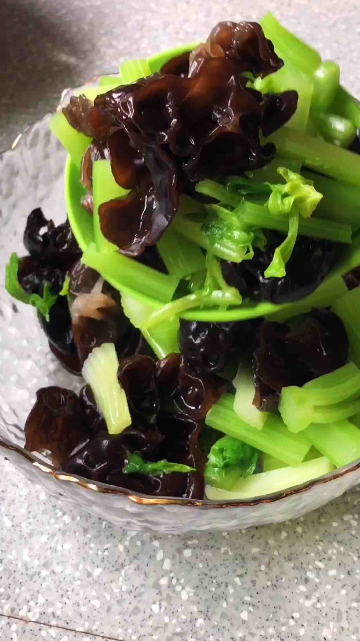 芹菜拌黑木耳的做法-咸鮮味拌菜譜