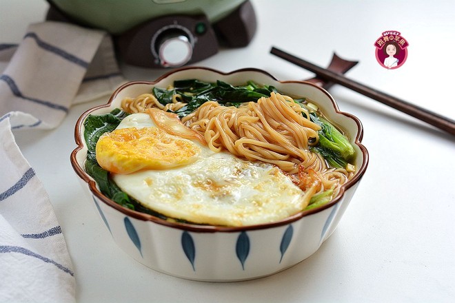 煎蛋菠菜湯面的做法-家常味煮菜譜