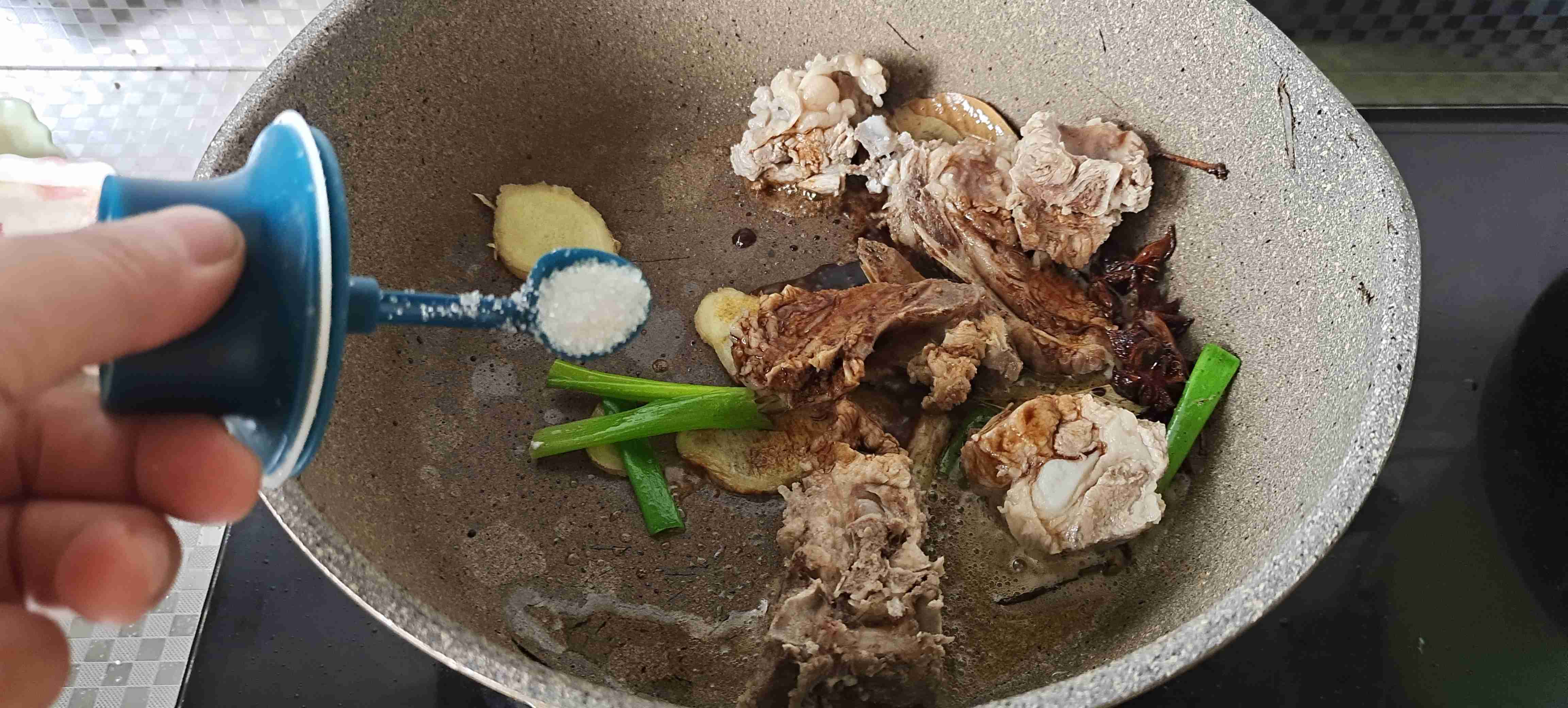 秋冬滋補養生…紅燒排骨山藥的做法-咸鮮味燒菜譜