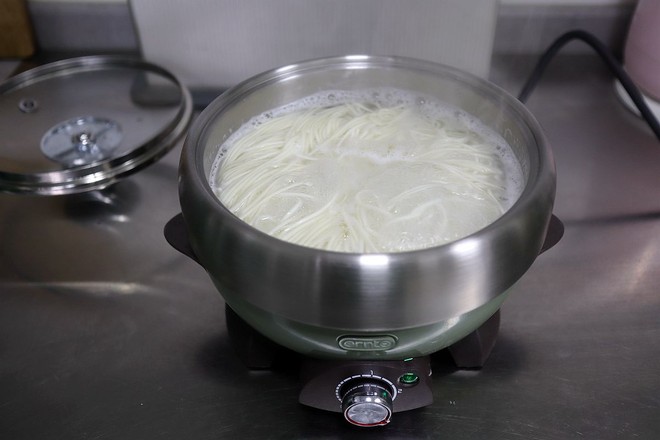 煎蛋菠菜湯面的做法-家常味煮菜譜