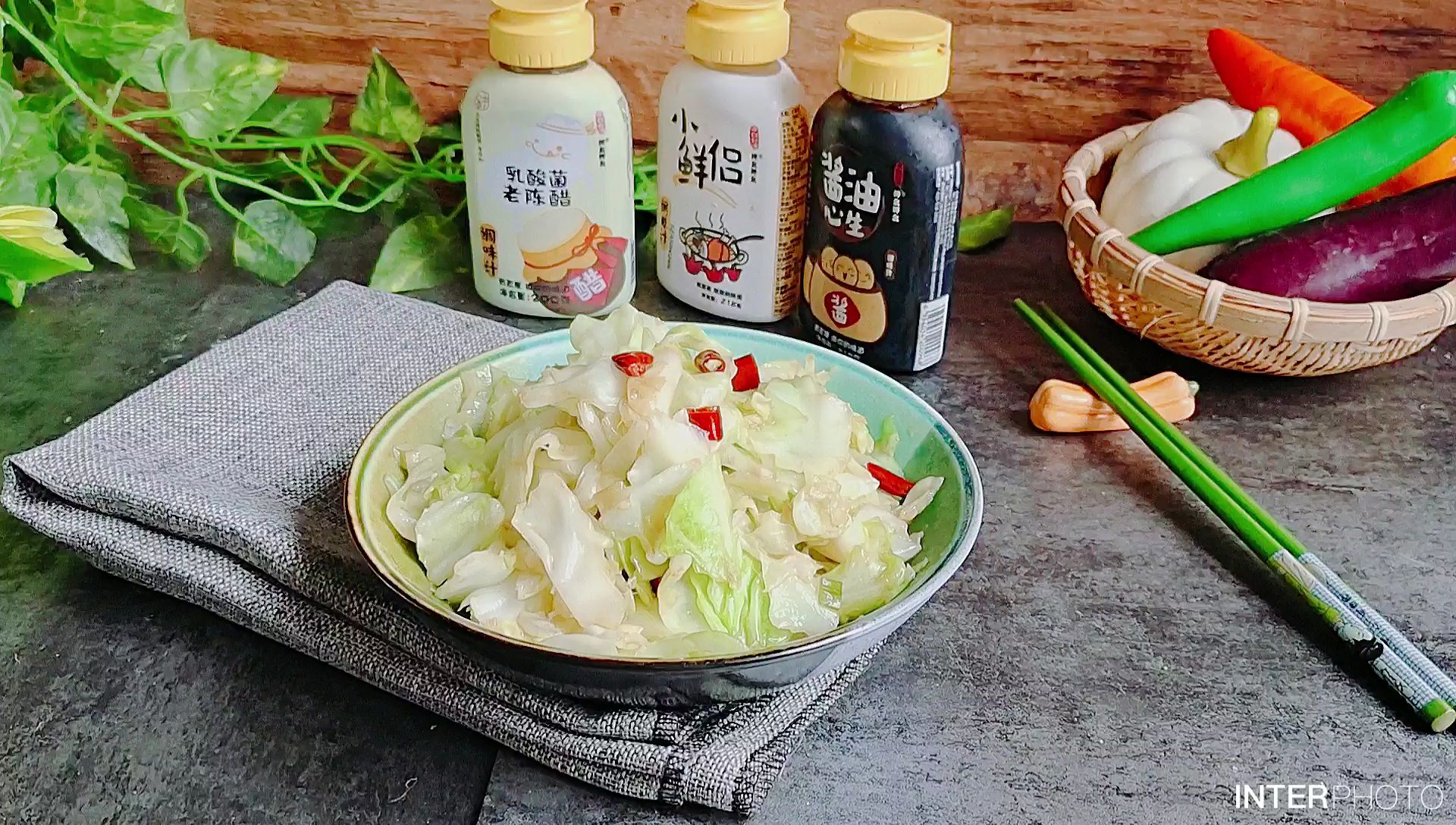 經(jīng)典家常菜…酸辣包菜的做法-酸辣味炒菜譜