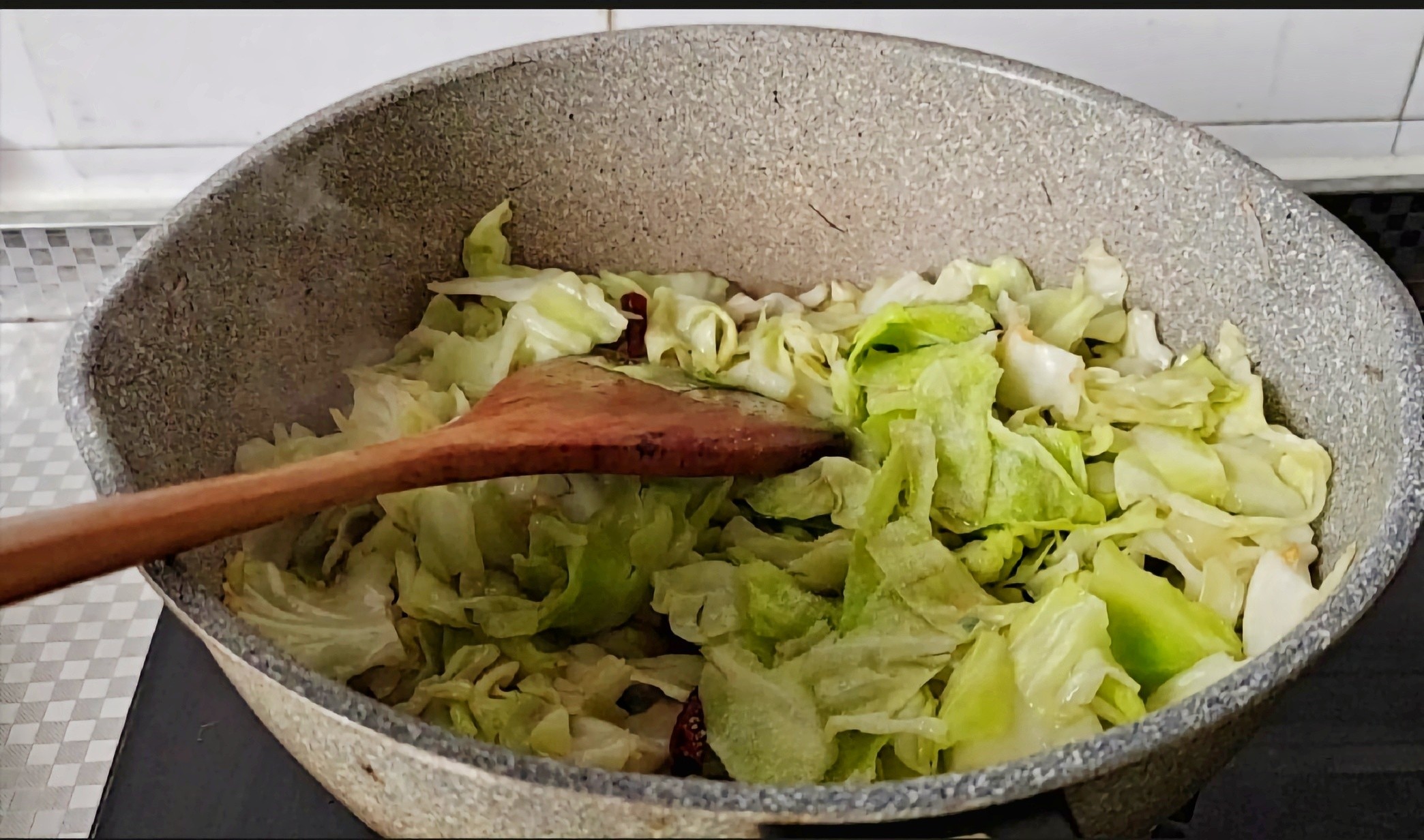 經(jīng)典家常菜…酸辣包菜的做法-酸辣味炒菜譜