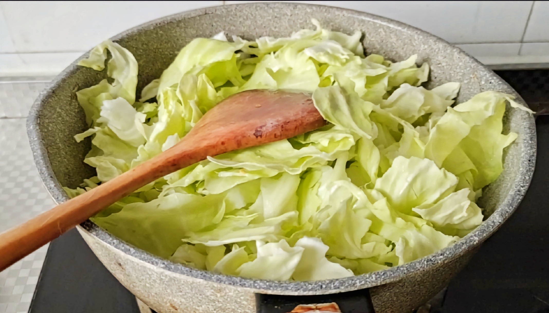 經(jīng)典家常菜…酸辣包菜的做法-酸辣味炒菜譜