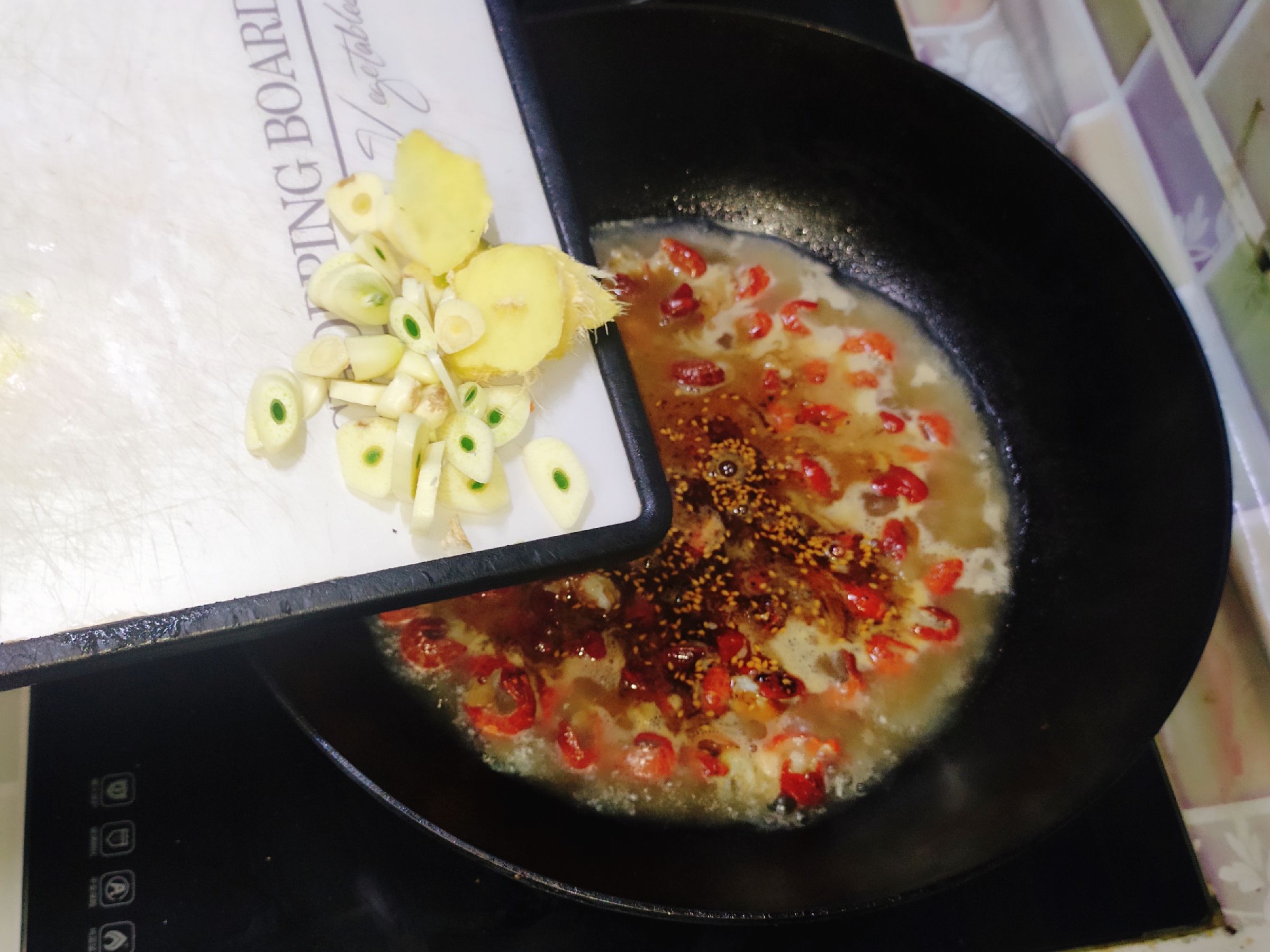 麻辣龍蝦尾的做法-麻辣味炒菜譜