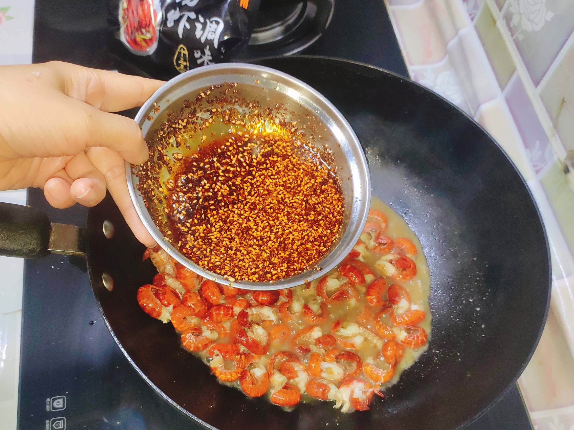 麻辣龍蝦尾的做法-麻辣味炒菜譜