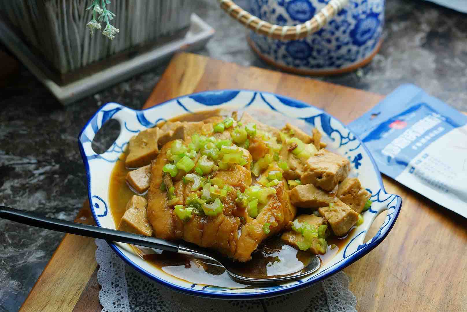 豆腐燜青魚的做法-家常味燒菜譜