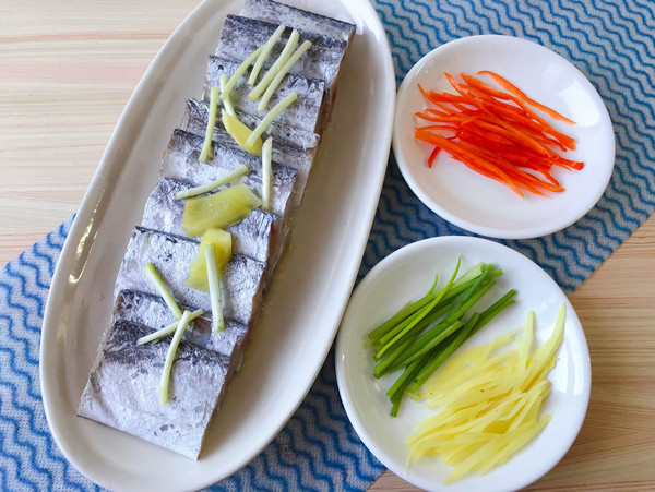 清蒸帶魚的做法-咸鮮味蒸菜譜