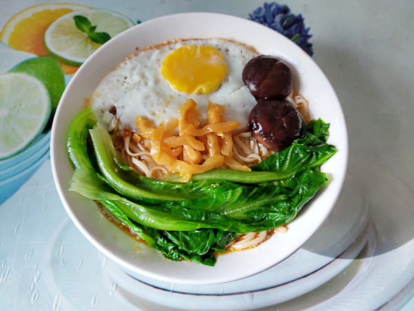 香菇煎蛋面的做法-咸鮮味煮菜譜