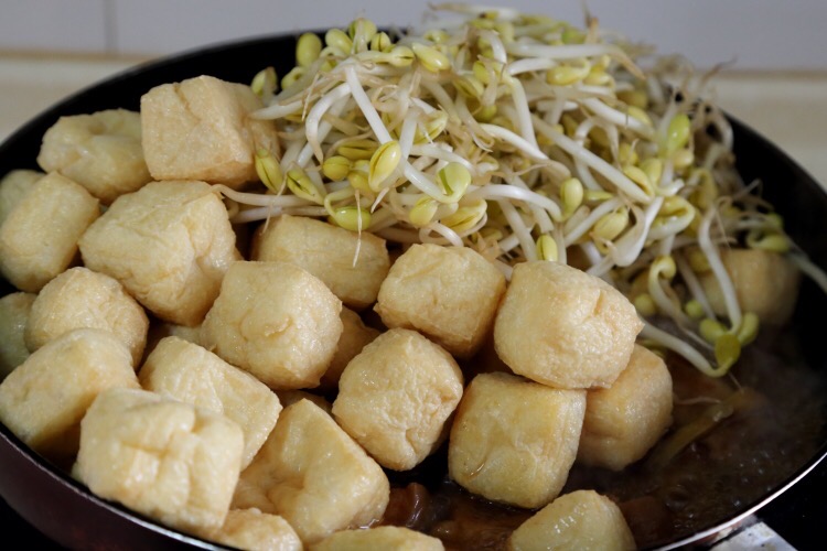 豆芽豆腐果燒五花肉的做法-家常味燒菜譜
