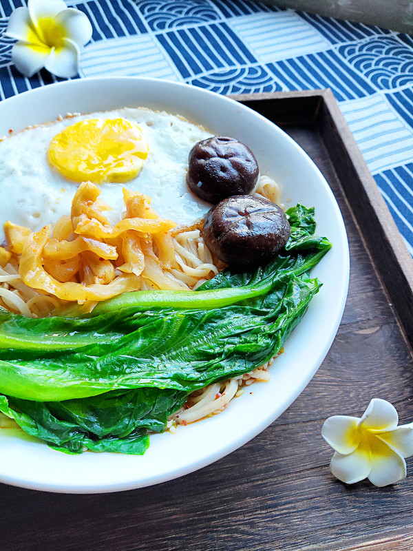 香菇煎蛋面的做法-咸鮮味煮菜譜