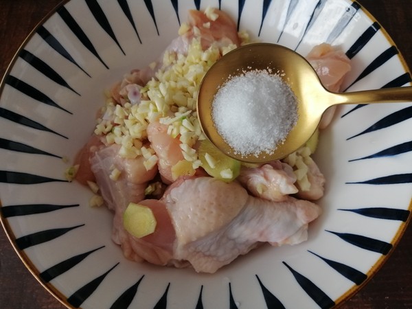 吮指雞翅根的做法-家常味炒菜譜