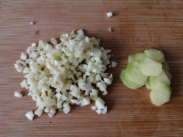 吮指雞翅根的做法-家常味炒菜譜