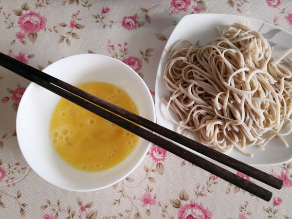 蕎麥面條雞蛋餅的做法-家常味煎菜譜
