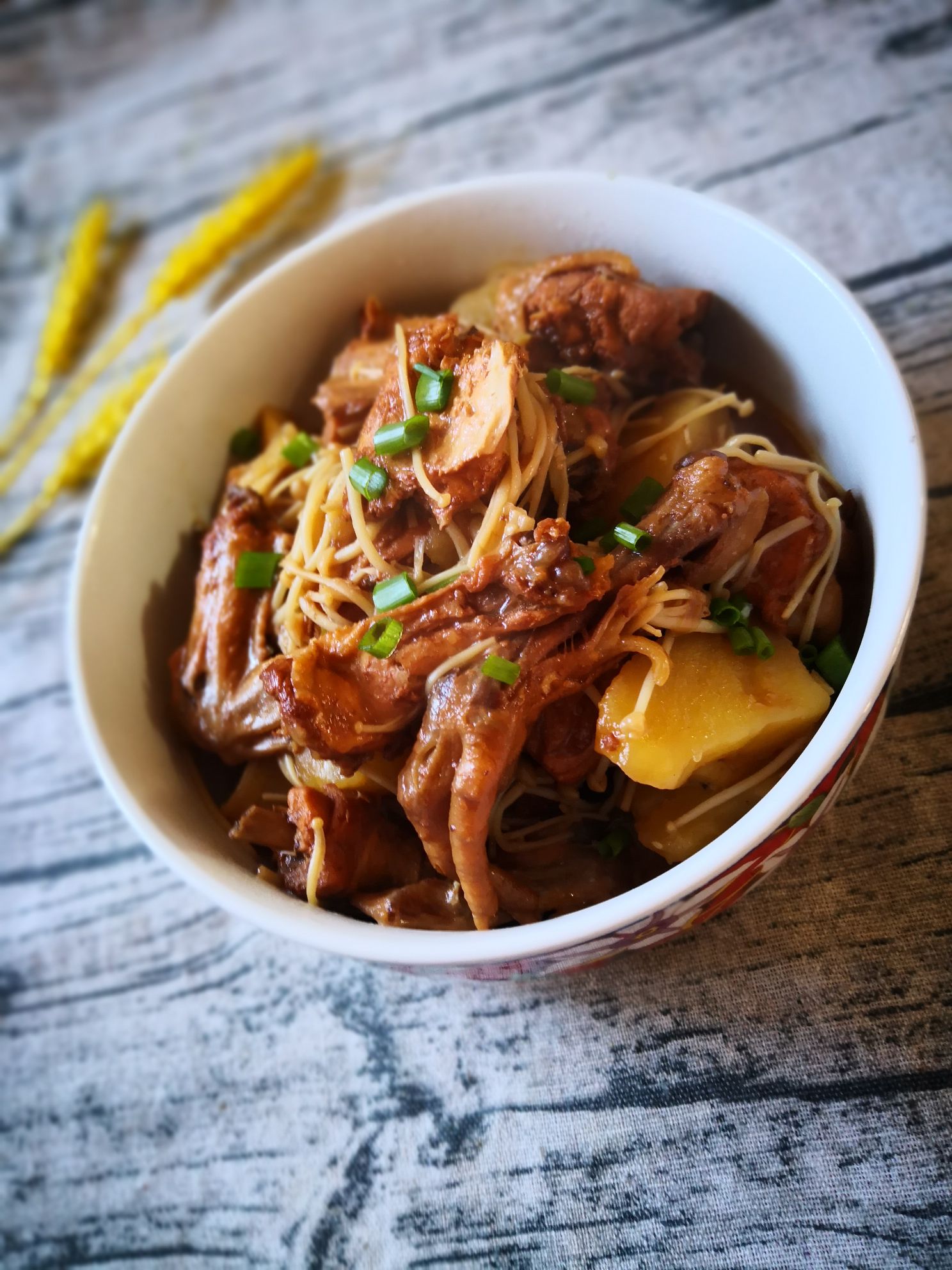 三黃雞燒土豆的做法-家常味燒菜譜