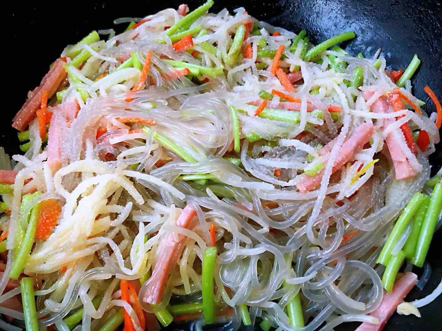 豆芽茼蒿火腿炒粉條的做法-家常味炒菜譜