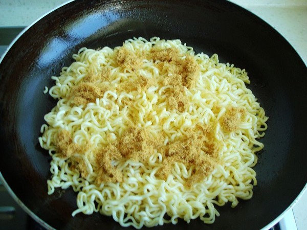 泡面煎蛋的做法-家常味煎菜譜