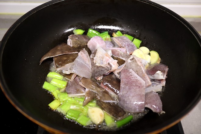 老板魚燉豆腐的做法-蒜香味燉菜譜