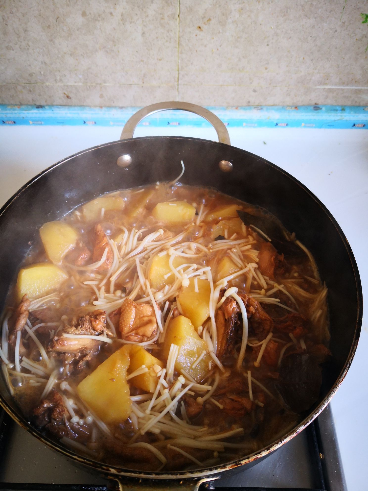 三黃雞燒土豆的做法-家常味燒菜譜