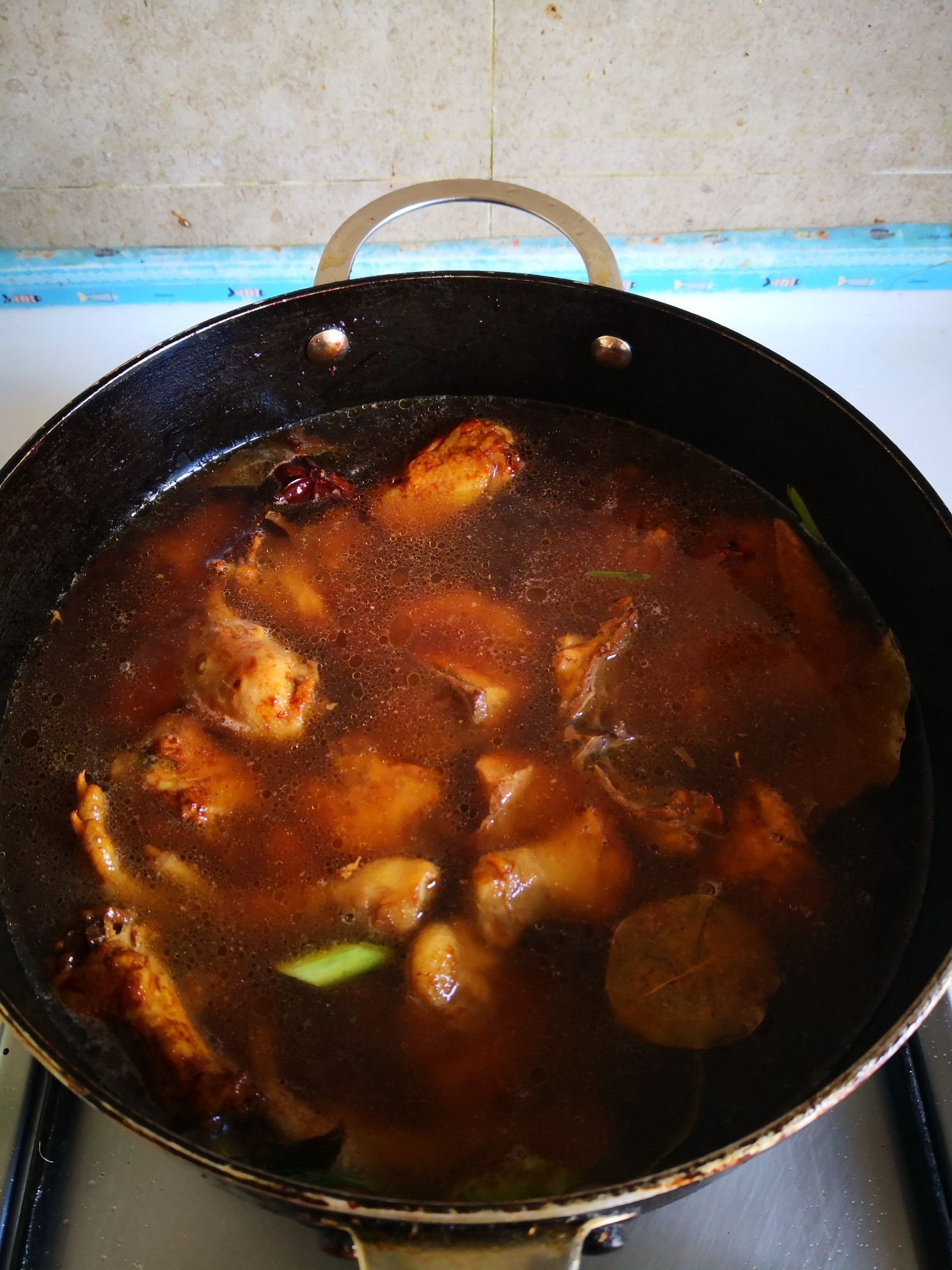 三黃雞燒土豆的做法-家常味燒菜譜