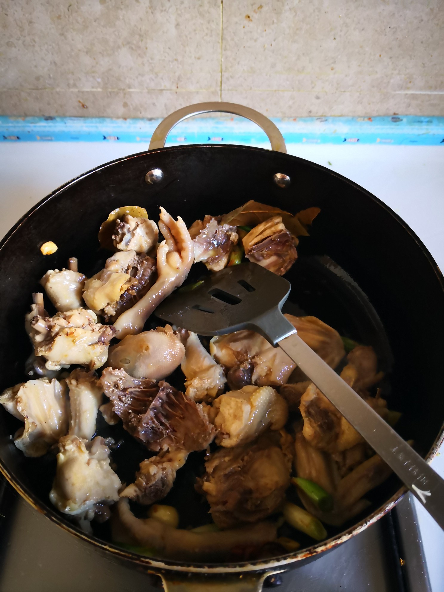 三黃雞燒土豆的做法-家常味燒菜譜