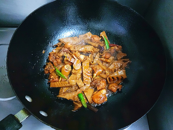 筍干燜雞塊的做法-咸鮮味燒菜譜
