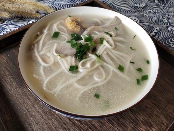 鯽魚平菇面的做法-家常味煮菜譜