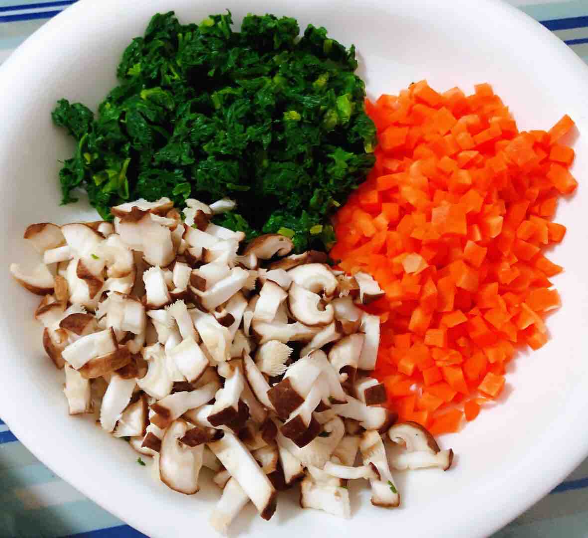 西紅柿香菇芹菜葉豬肉疙瘩湯的做法-家常味煮菜譜