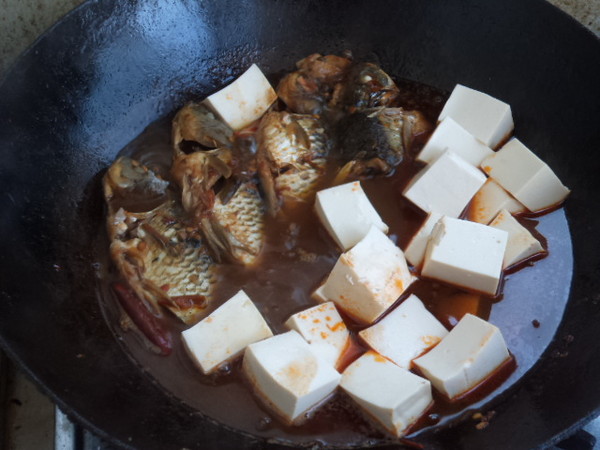 豆腐燒鯽魚的做法-咸鮮味燒菜譜