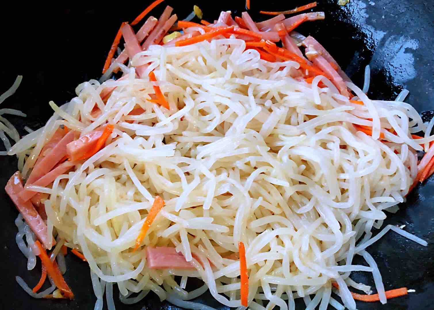 豆芽茼蒿火腿炒粉條的做法-家常味炒菜譜