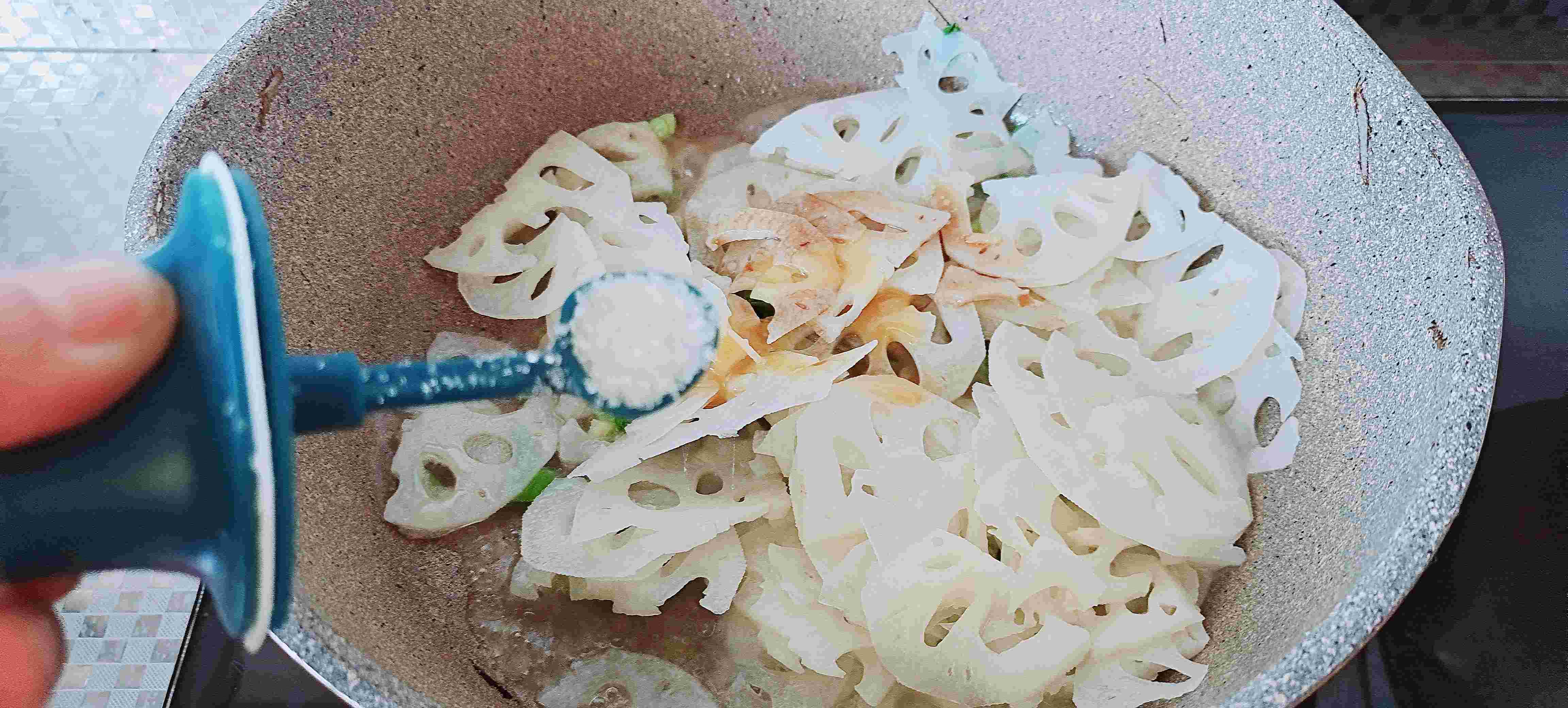 秋冬家常菜…家常小炒藕片的做法-酸辣味炒菜譜