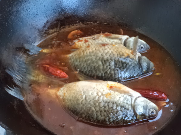 豆腐燒鯽魚的做法-咸鮮味燒菜譜