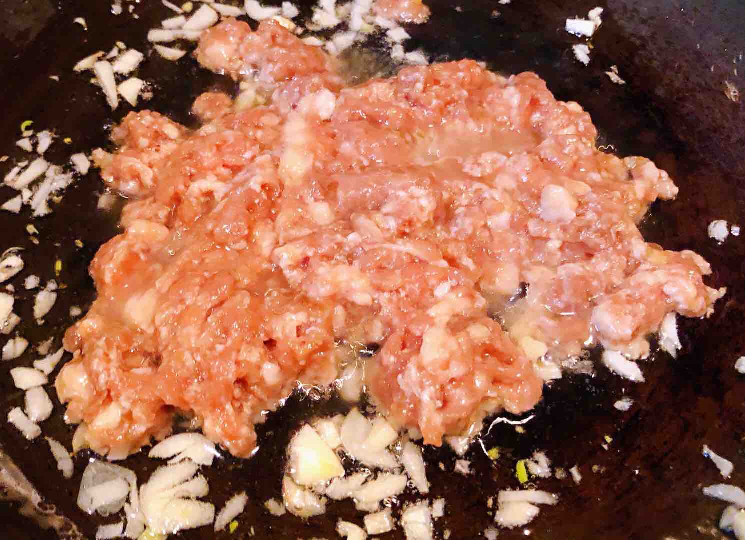 西紅柿香菇芹菜葉豬肉疙瘩湯的做法-家常味煮菜譜