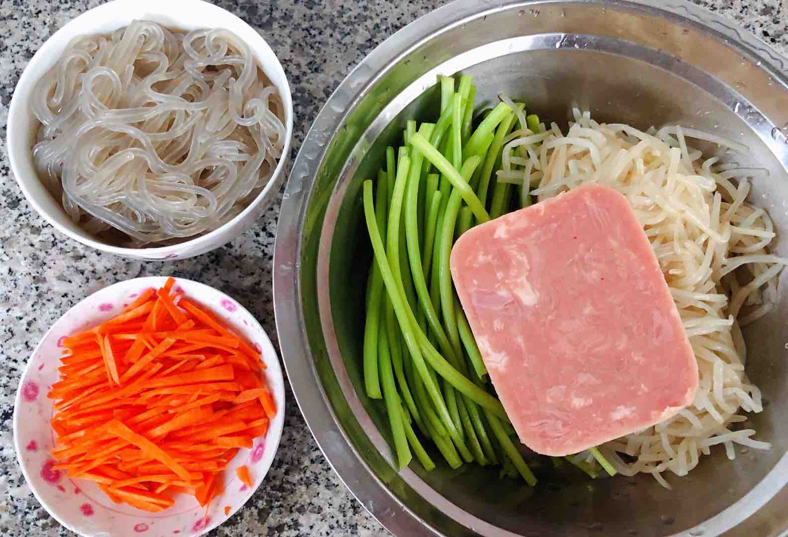 豆芽茼蒿火腿炒粉條的做法-家常味炒菜譜