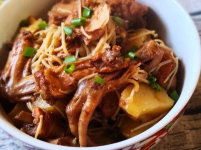 三黃雞燒土豆的做法-家常味燒菜譜