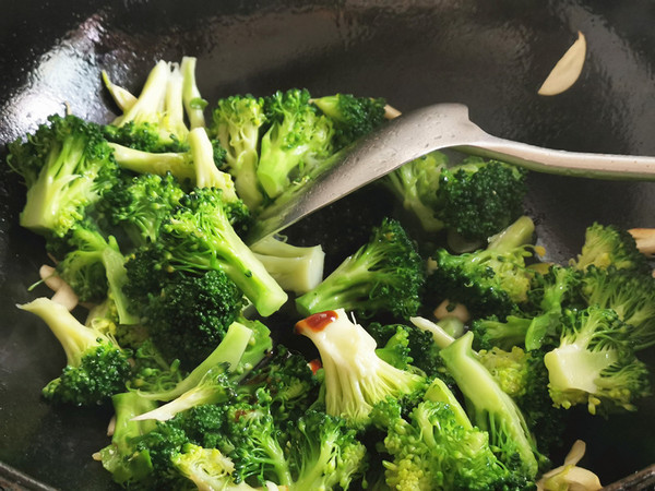 蒜香西蘭花的做法-家常味炒菜譜