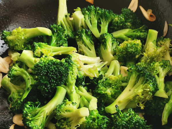 蒜香西蘭花的做法-家常味炒菜譜