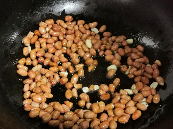 炒花生米的做法-家常味炒菜譜