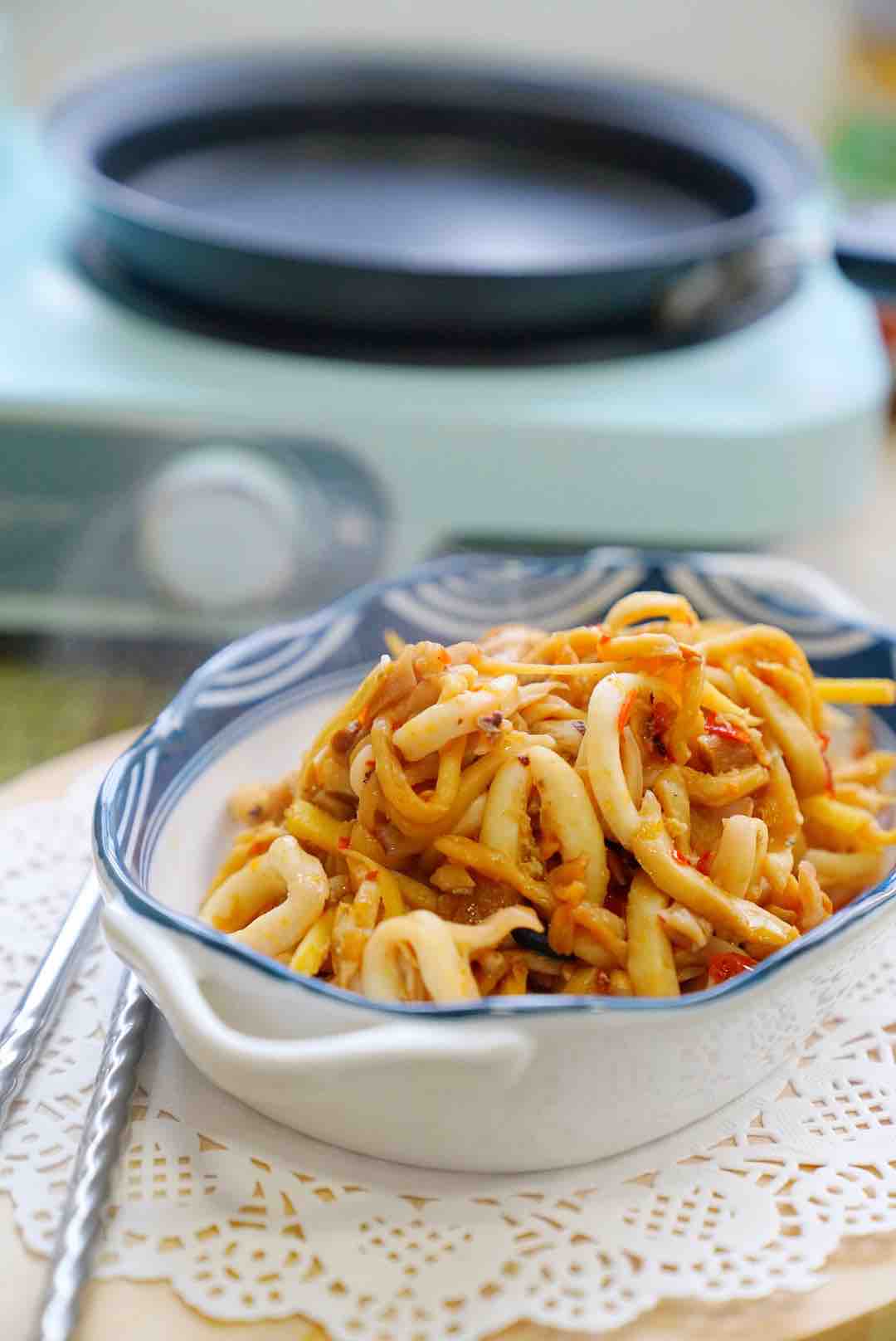 菇絲魷魚(yú)圈的做法-香辣味炒菜譜