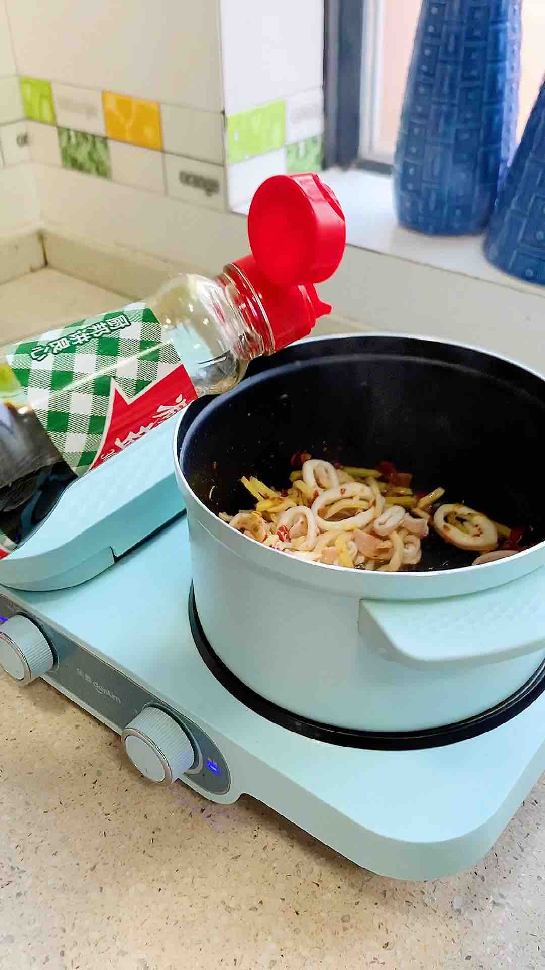 菇絲魷魚(yú)圈的做法-香辣味炒菜譜