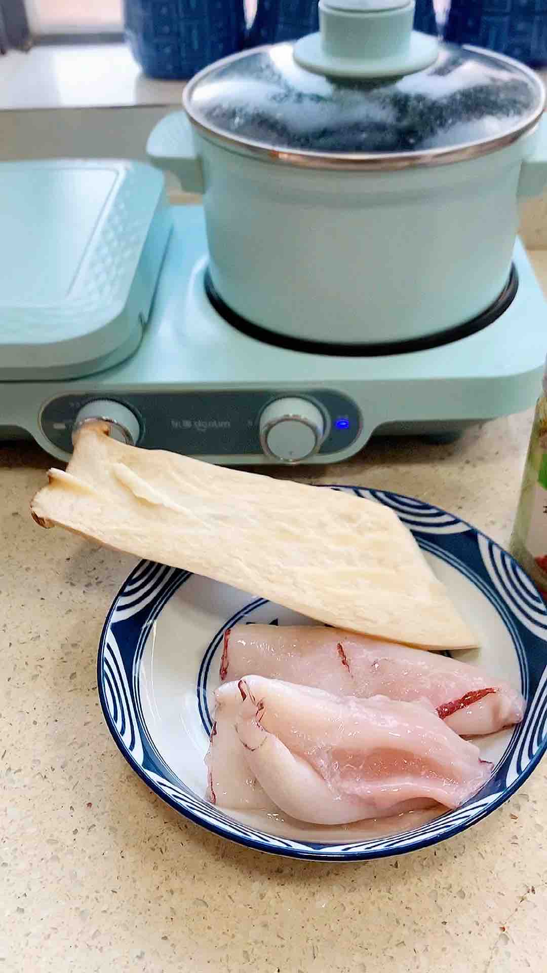 菇絲魷魚(yú)圈的做法-香辣味炒菜譜