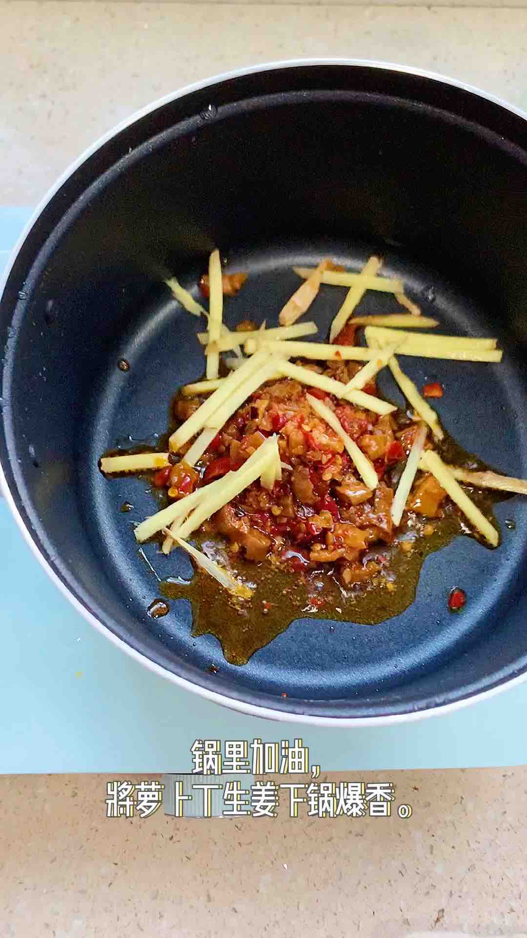 菇絲魷魚(yú)圈的做法-香辣味炒菜譜