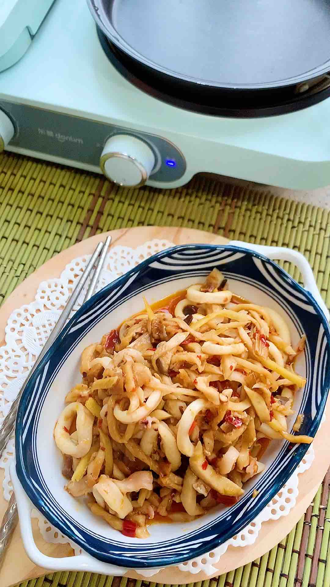 菇絲魷魚(yú)圈的做法-香辣味炒菜譜