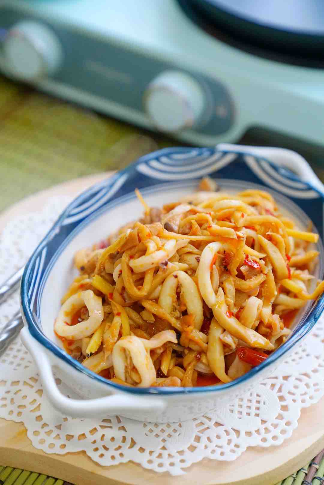 菇絲魷魚(yú)圈的做法-香辣味炒菜譜