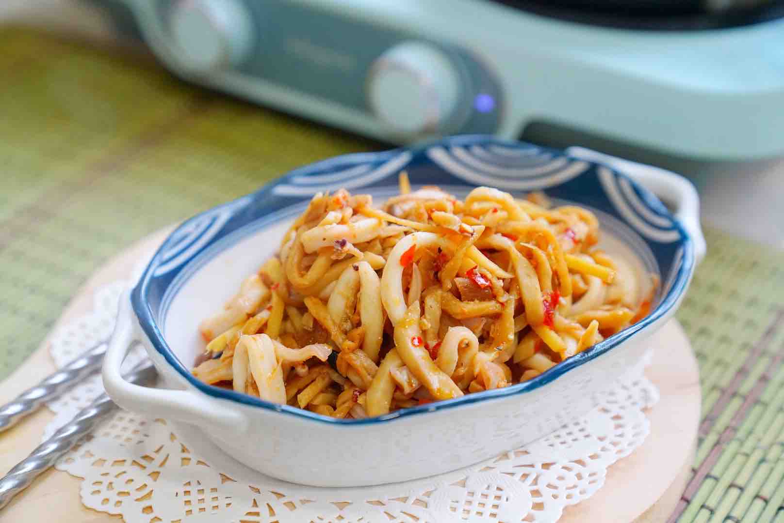 菇絲魷魚(yú)圈的做法-香辣味炒菜譜