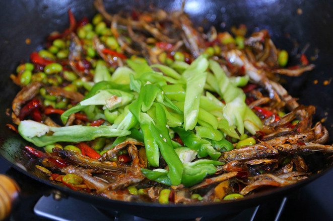 香辣毛豆米炒小魚干的做法-家常味炒菜譜